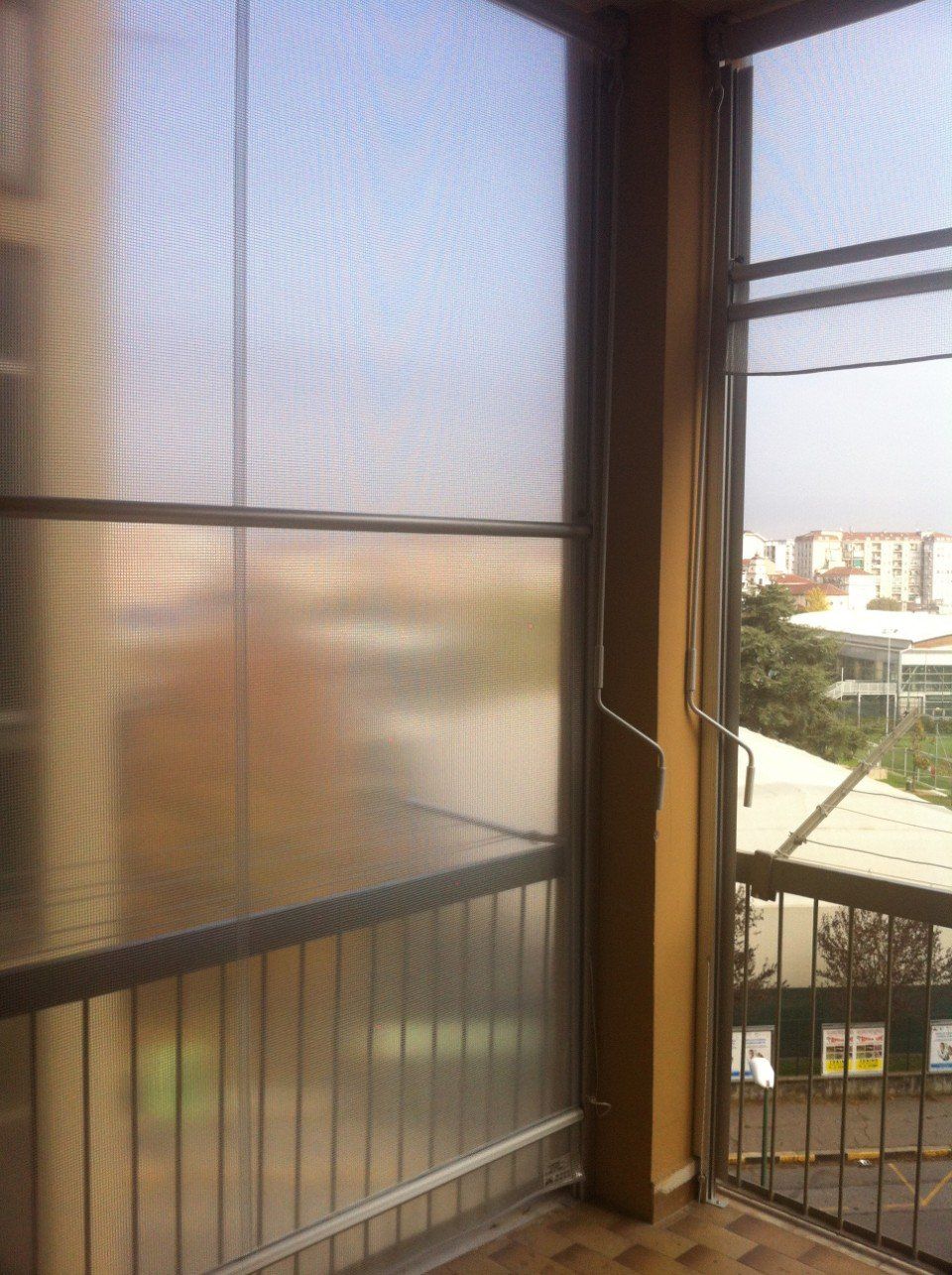 Angolo di palazzo con tende invernali a Torino