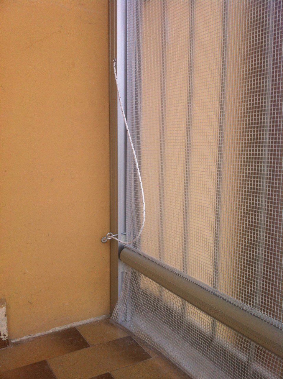 Particolare di tenda a guida vista dall'interno dell'abitazione