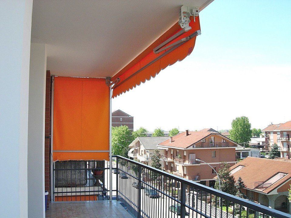 Tenda per terrazzo arancione chiusa