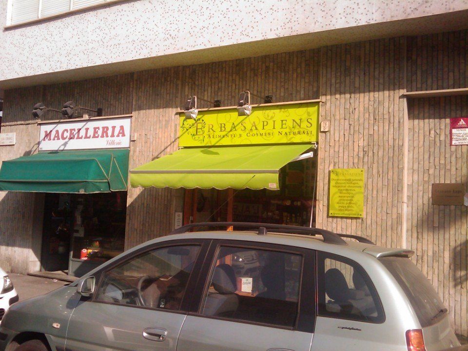 Tenda per negozio gialla aperta