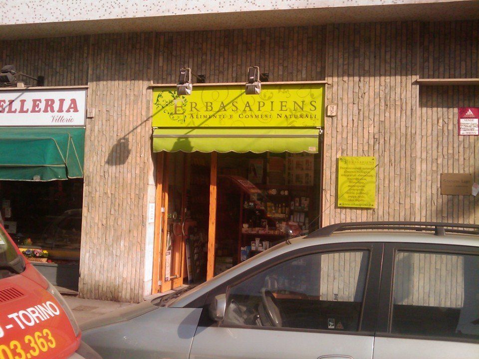 Tenda per negozio gialla chiusa