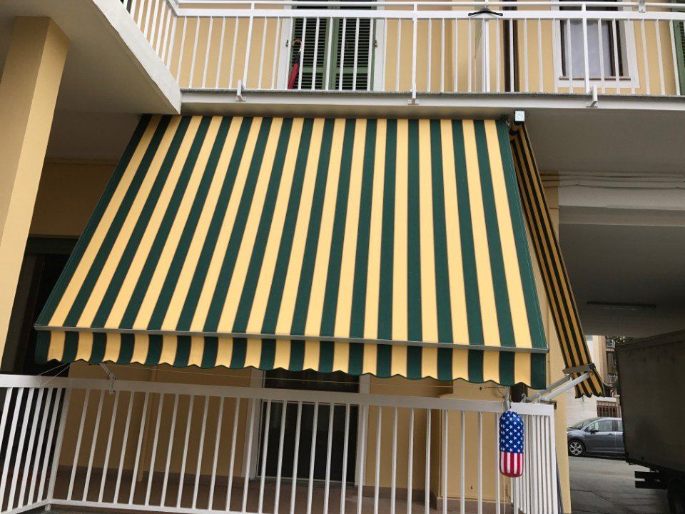 Tenda aperta gialla e verde