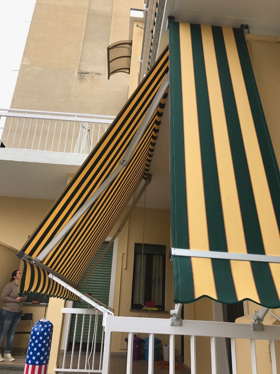 Tenda per terrazzo a righe gialle e verdi