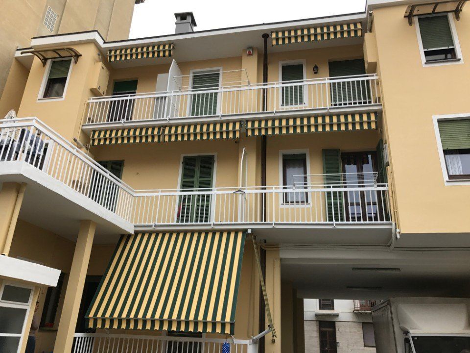 Palazzo con tenda per terrazzo