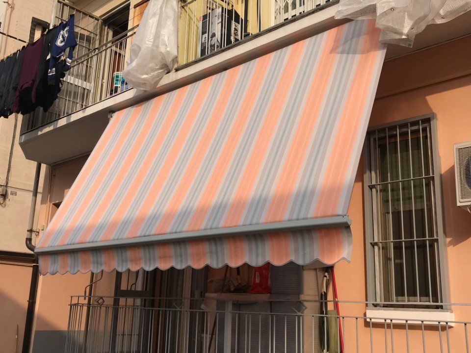 Tenda per terrazzo a righe