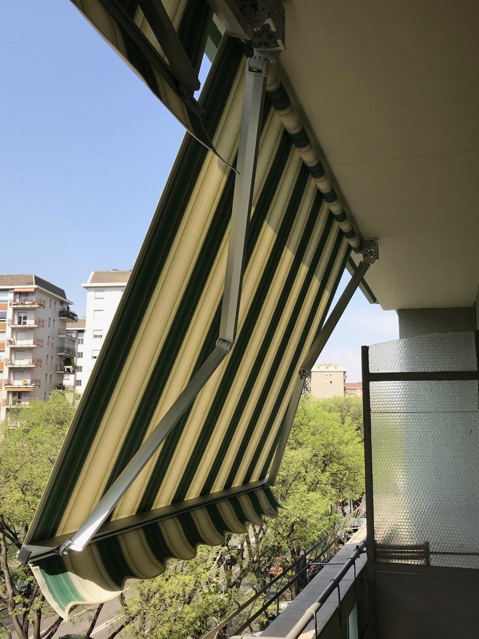 Particolare di tende per balconi gialle e verdi