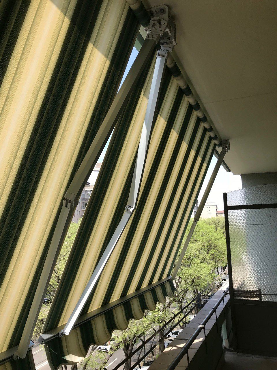 tende per balconi gialle e verdi