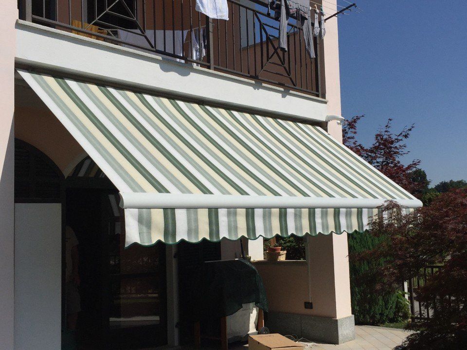 Tenda aperta gialla e verde per negozio