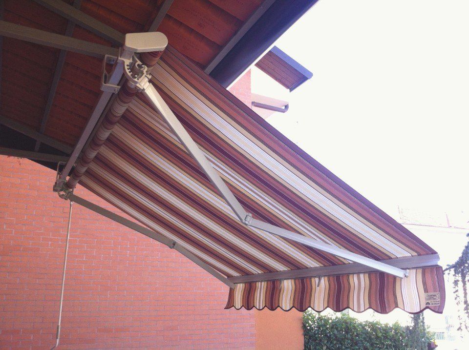 Tenda per terrazzo a righe bianche e rosse