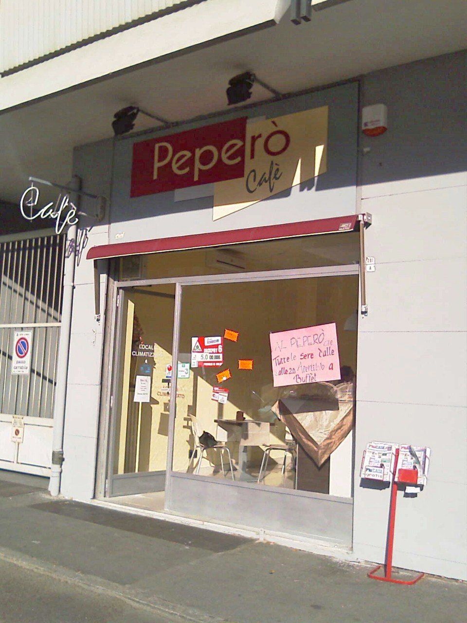 Tende alla pantalera del bar Peperò Cafè