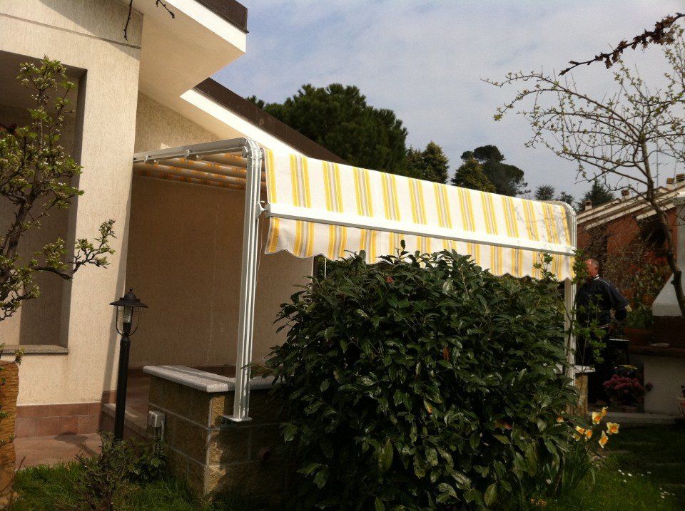 Tende a capanno a righe gialle e bianche dall'esterno