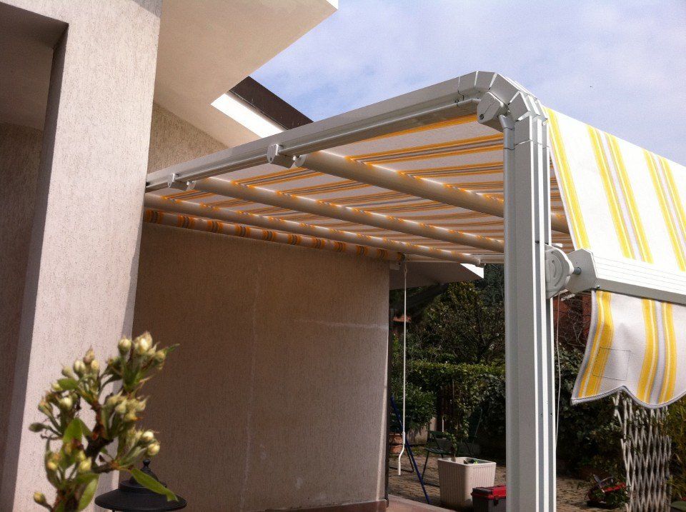 Particolare di tende a capanno a righe gialle e bianche