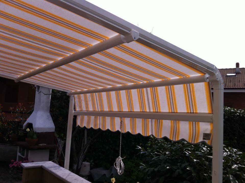 Tende a capanno a righe gialle e bianche