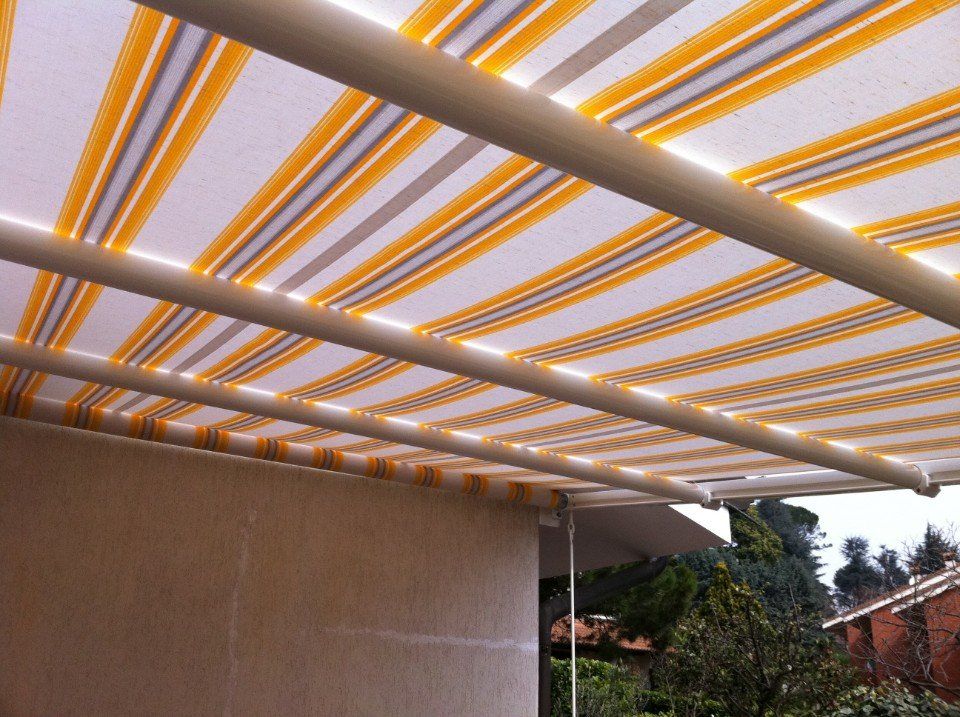 Tende a righe gialle e bianche