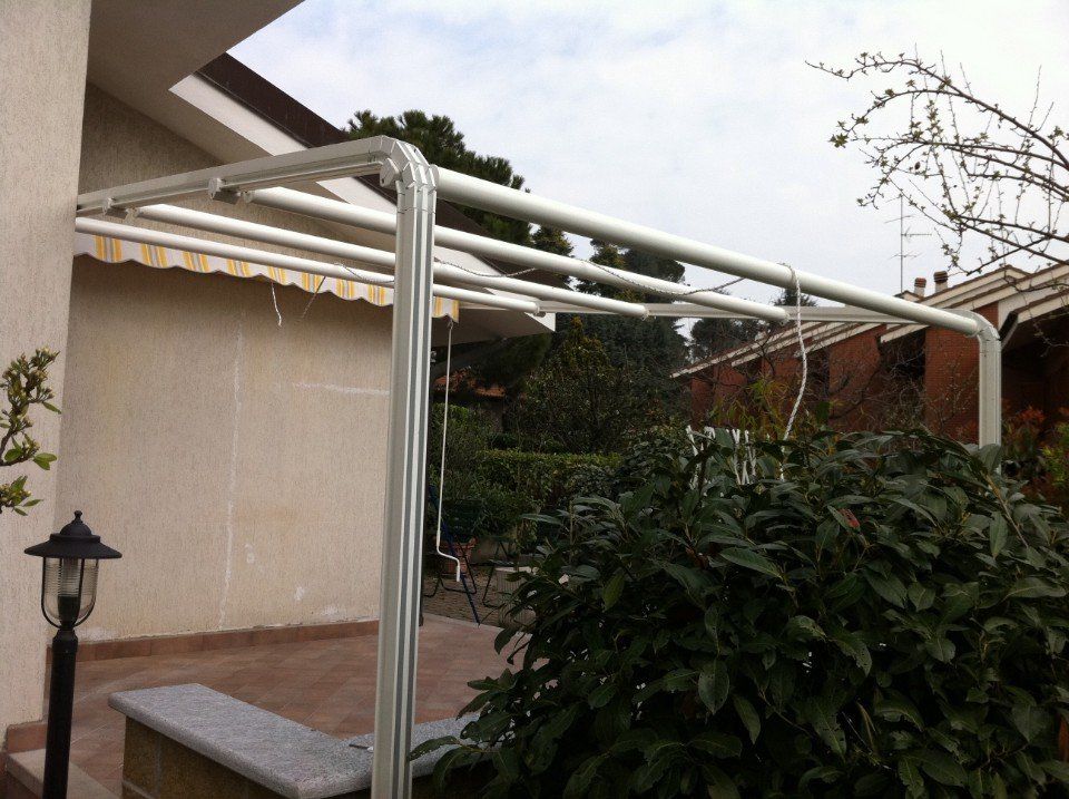 Tende a capanno a righe gialle e bianche in plastica