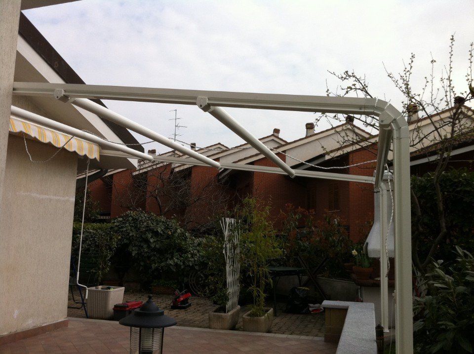 Tende a capanno a righe gialle e bianche su giardino