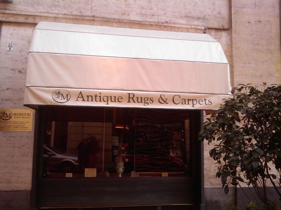 Tenda a capote negozio di tappeti