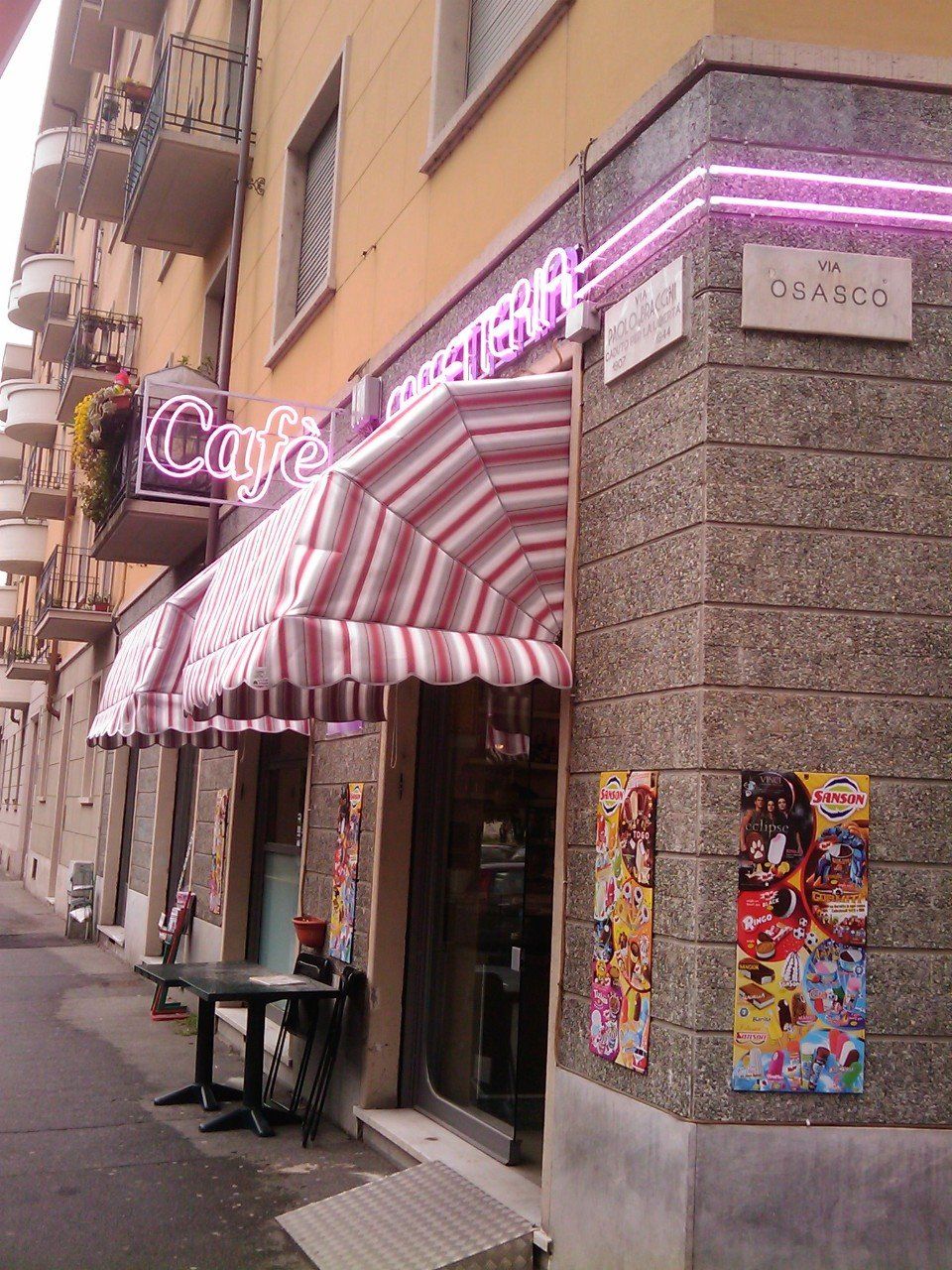 Tenda a capote di un bar