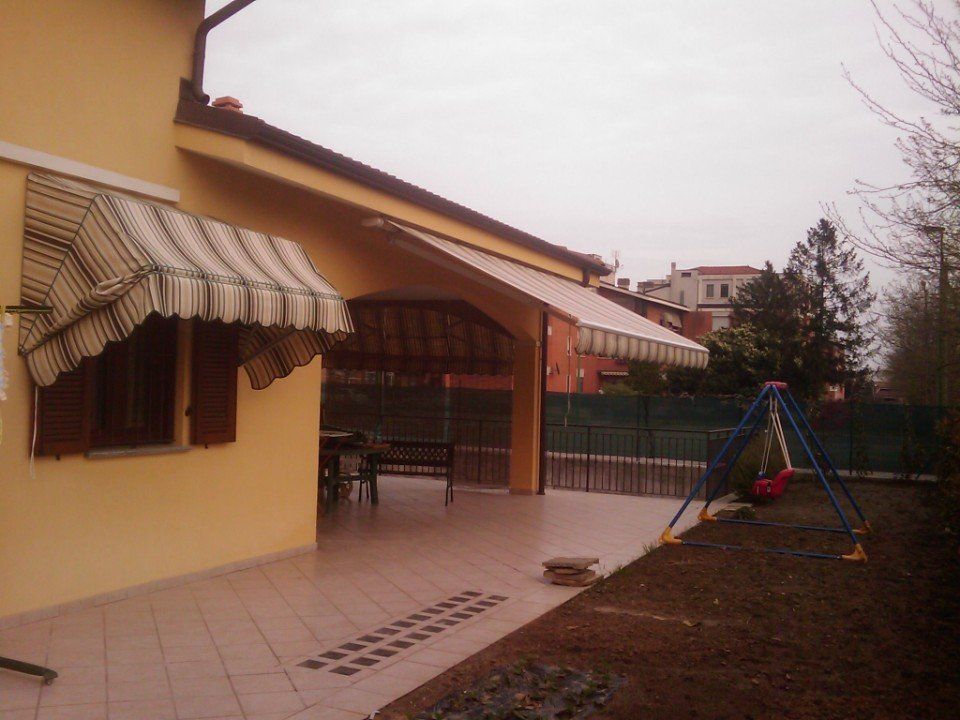 Casa con tende a capote