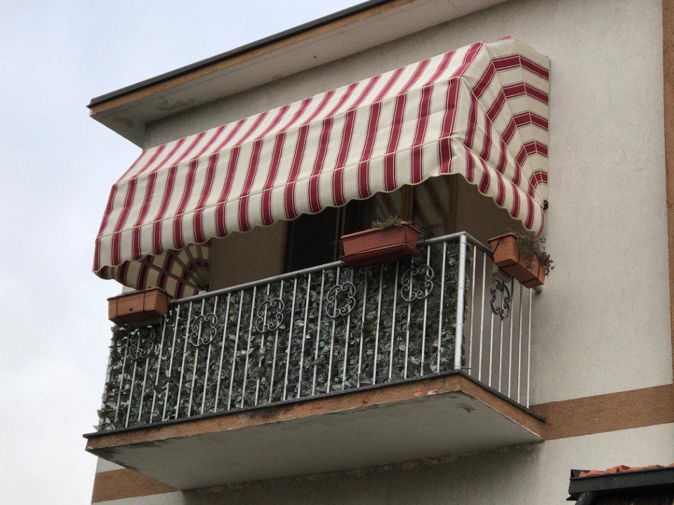 Balcone con tenda a capote