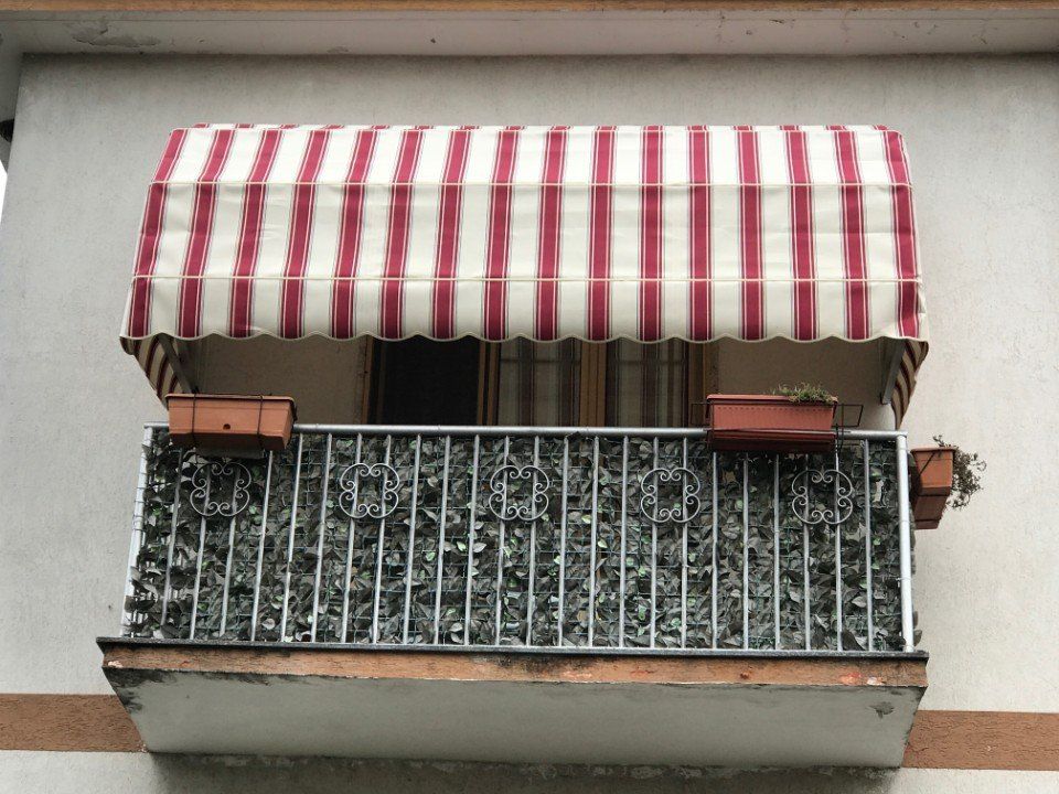 Balcone con tenda a capote a righe