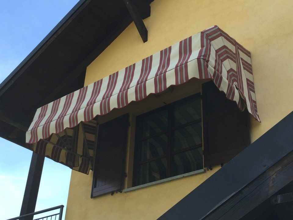 Finestra con tende a capote