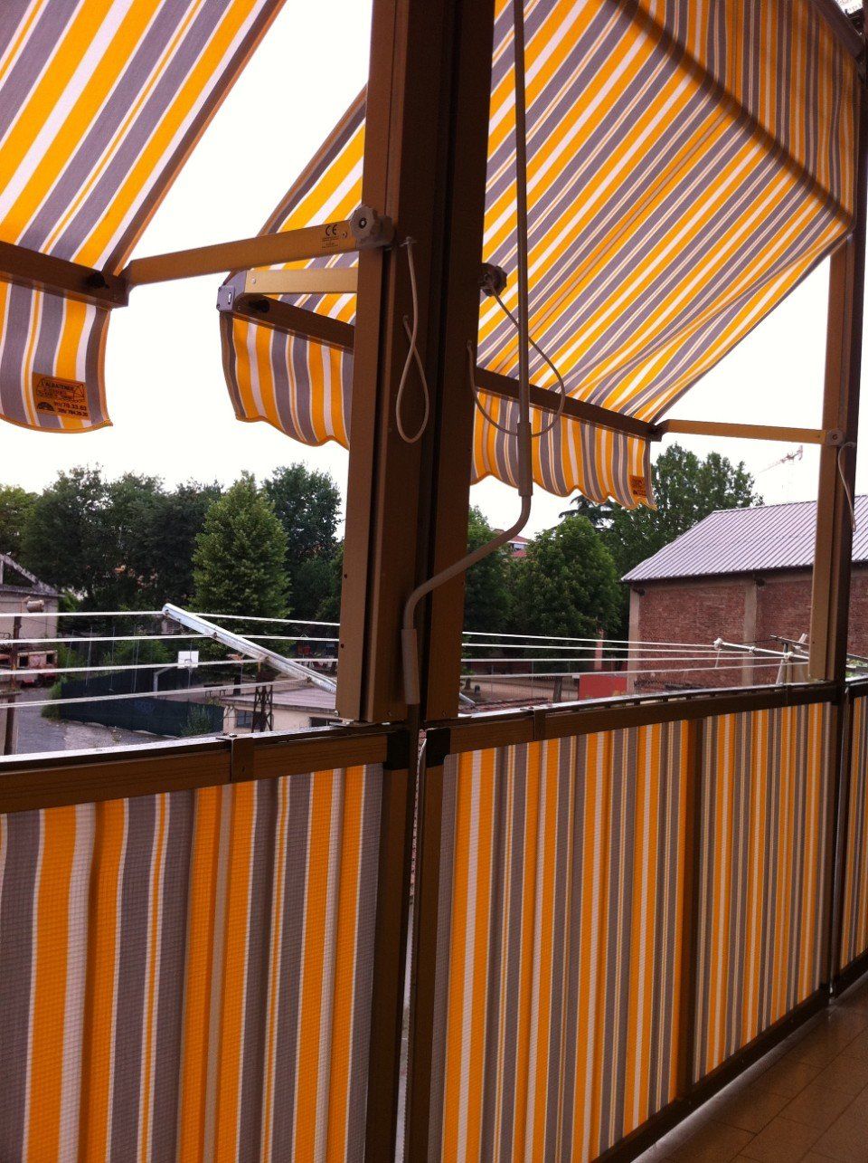 Tenda doppia a righe a telaio fisso dall'esterno