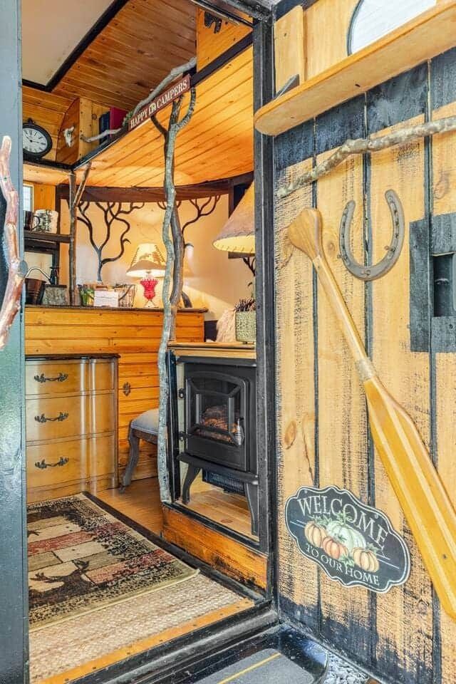 A wooden door with a horseshoe and an oar on it.