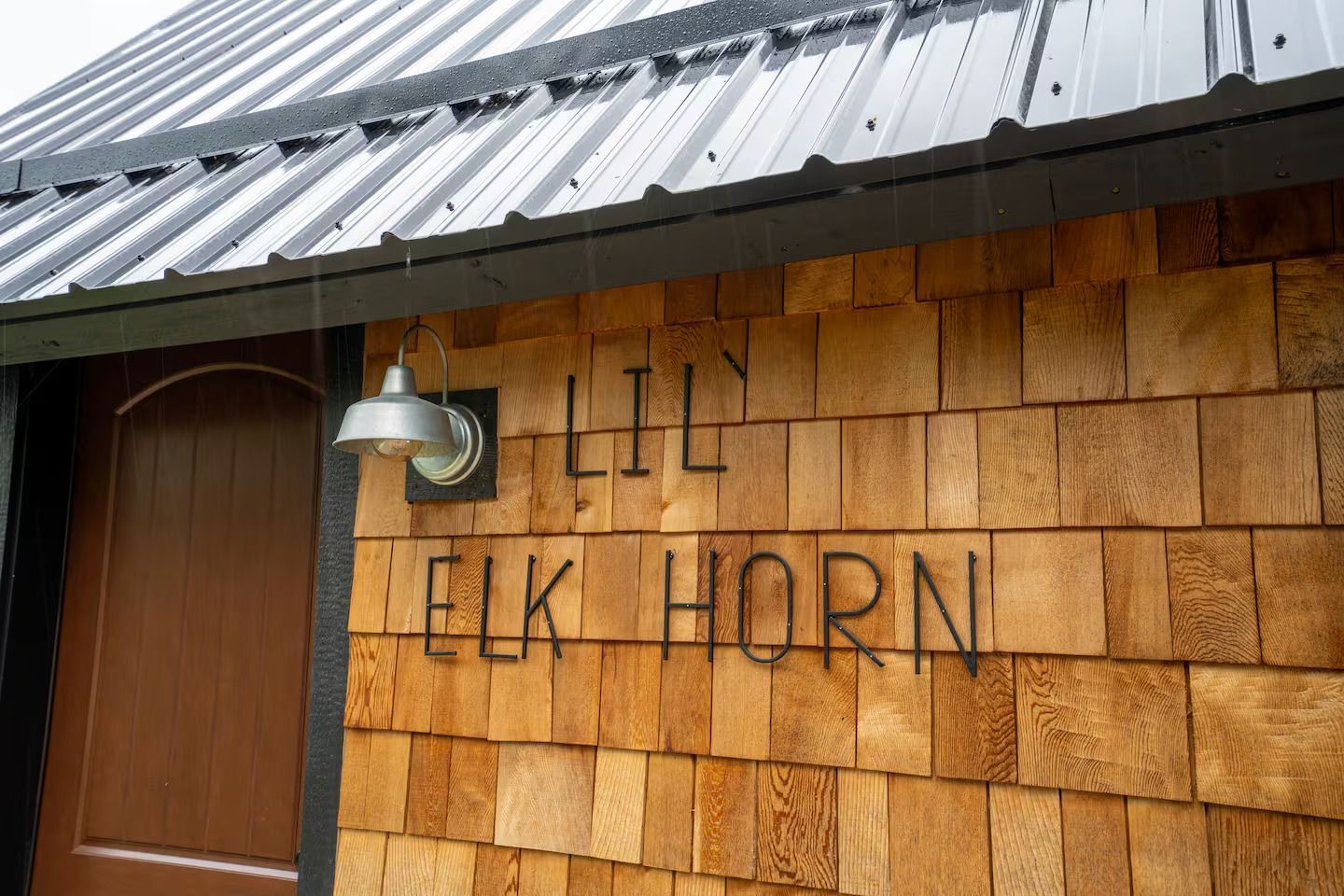 A building with a sign that says ' lil elk horn ' on it