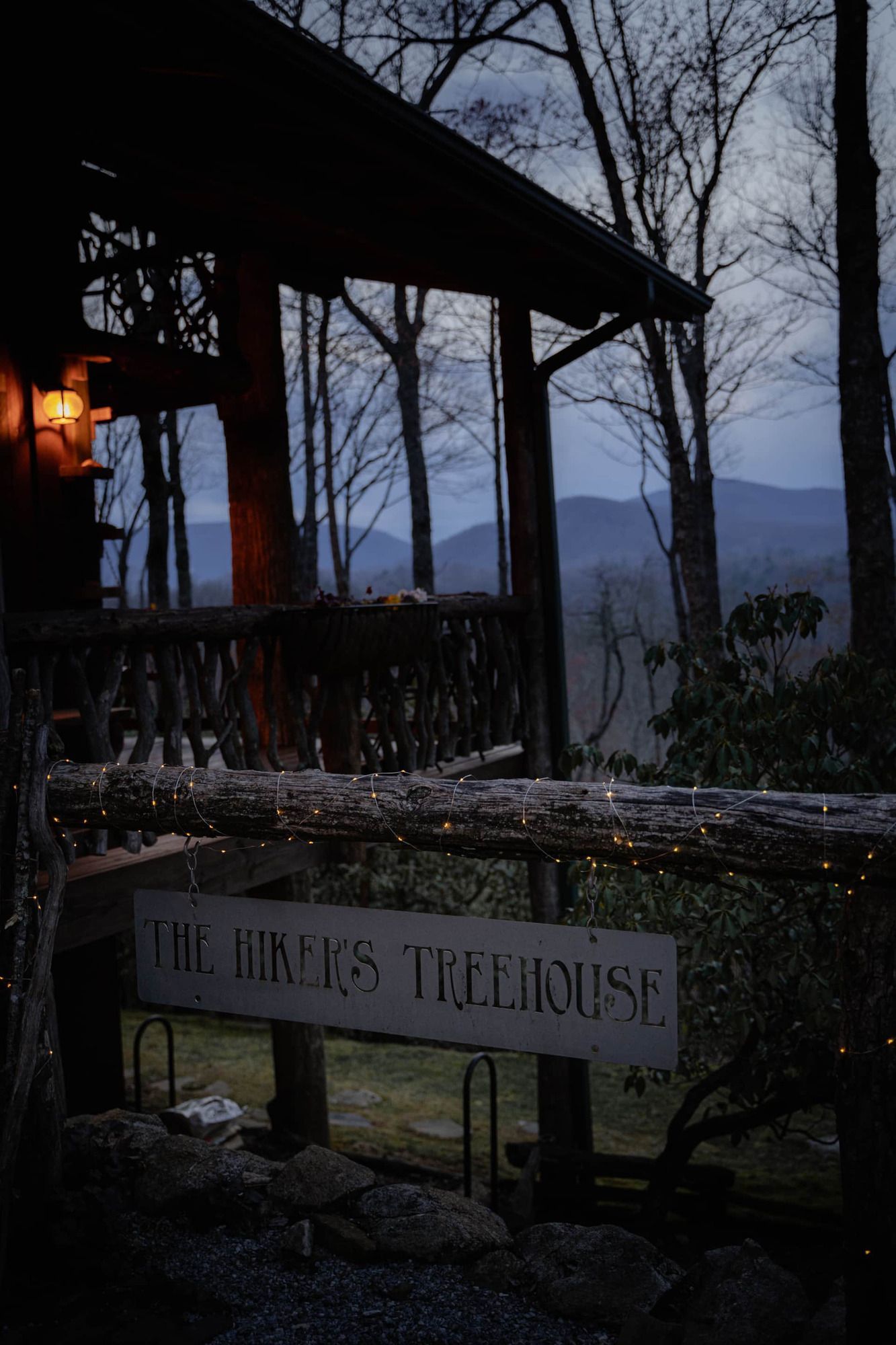 A tree house with a sign that says the hiker 's treehouse