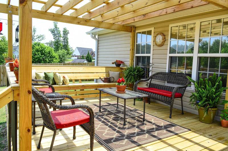 deck with built-in bench seating