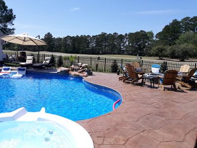 jacuzzi off side of pool