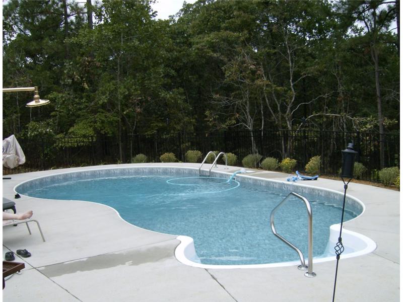 kidney shaped inground pool