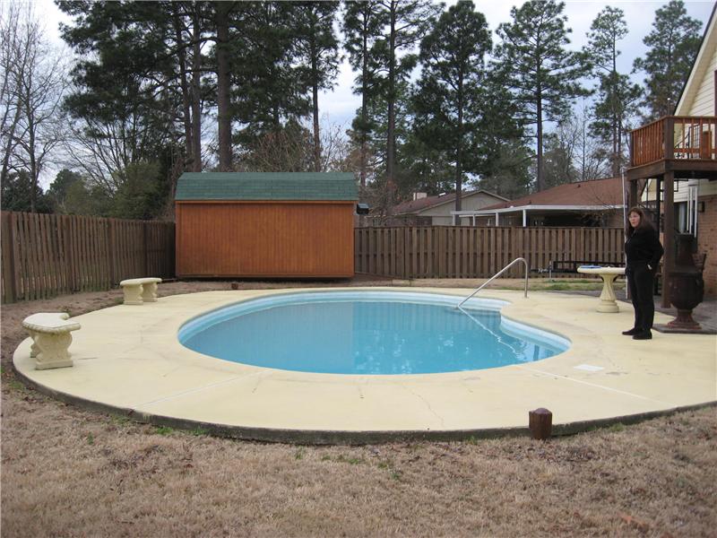 kidney shaped inground pool