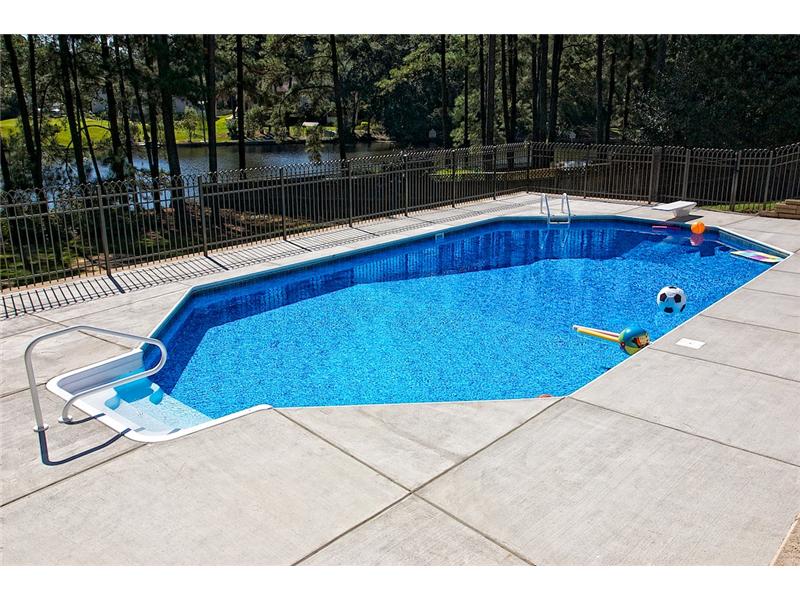 ingrond pool with floating toys