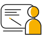 Uma pessoa está parada em frente a um quadro branco com um lápis.