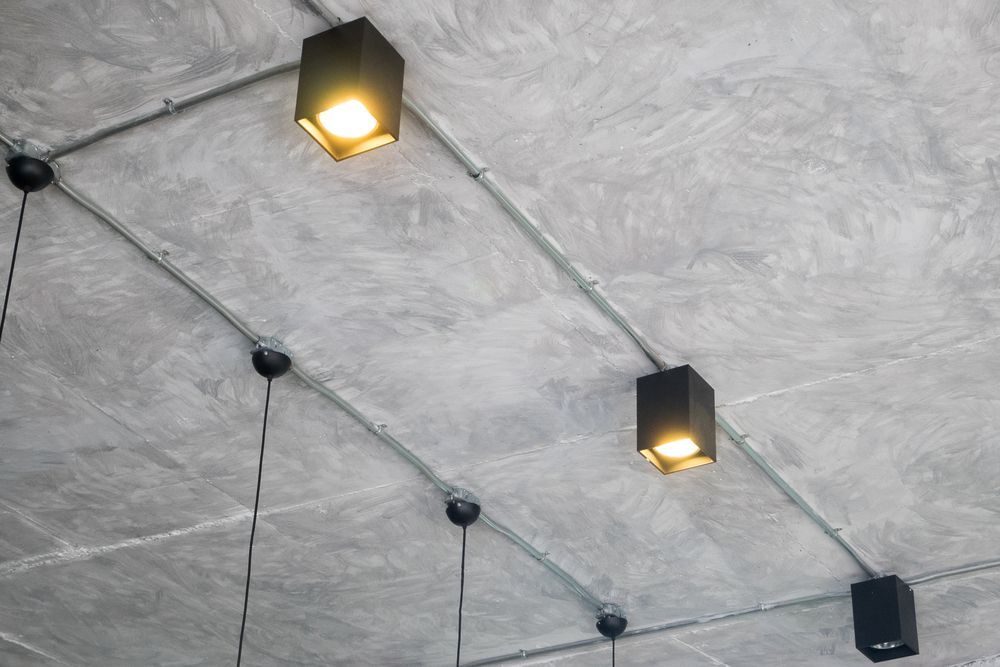 Há três luzes penduradas no teto.