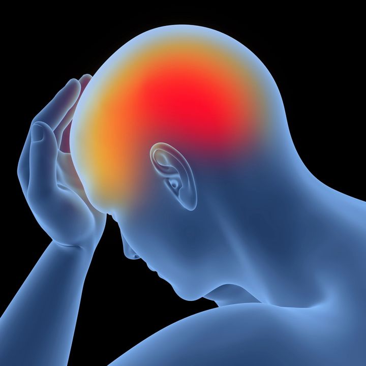 Persona che si tiene la testa per il dolore, con la fronte evidenziata in rosso a indicare un mal di testa.