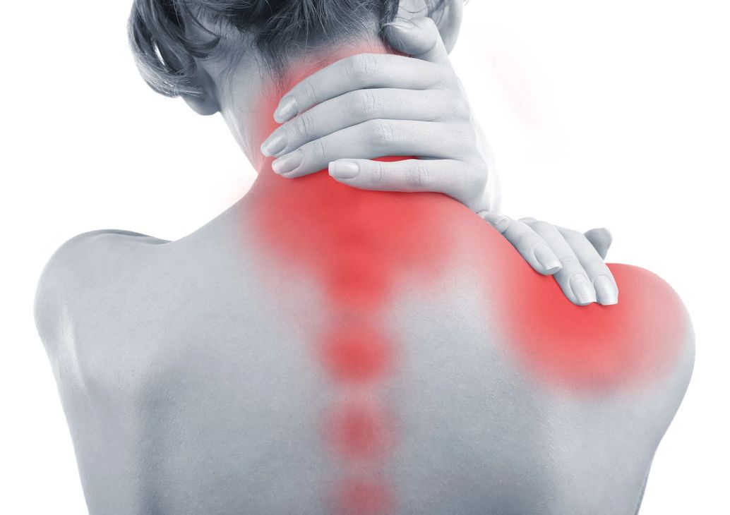 Persona che si tiene il collo e la spalla con evidenziazioni di dolore rosse sulla parte superiore della schiena