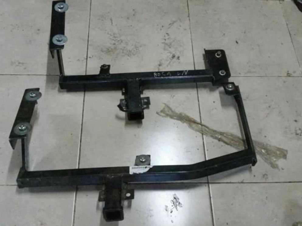Un enganche de remolque está colocado sobre un suelo de baldosas.