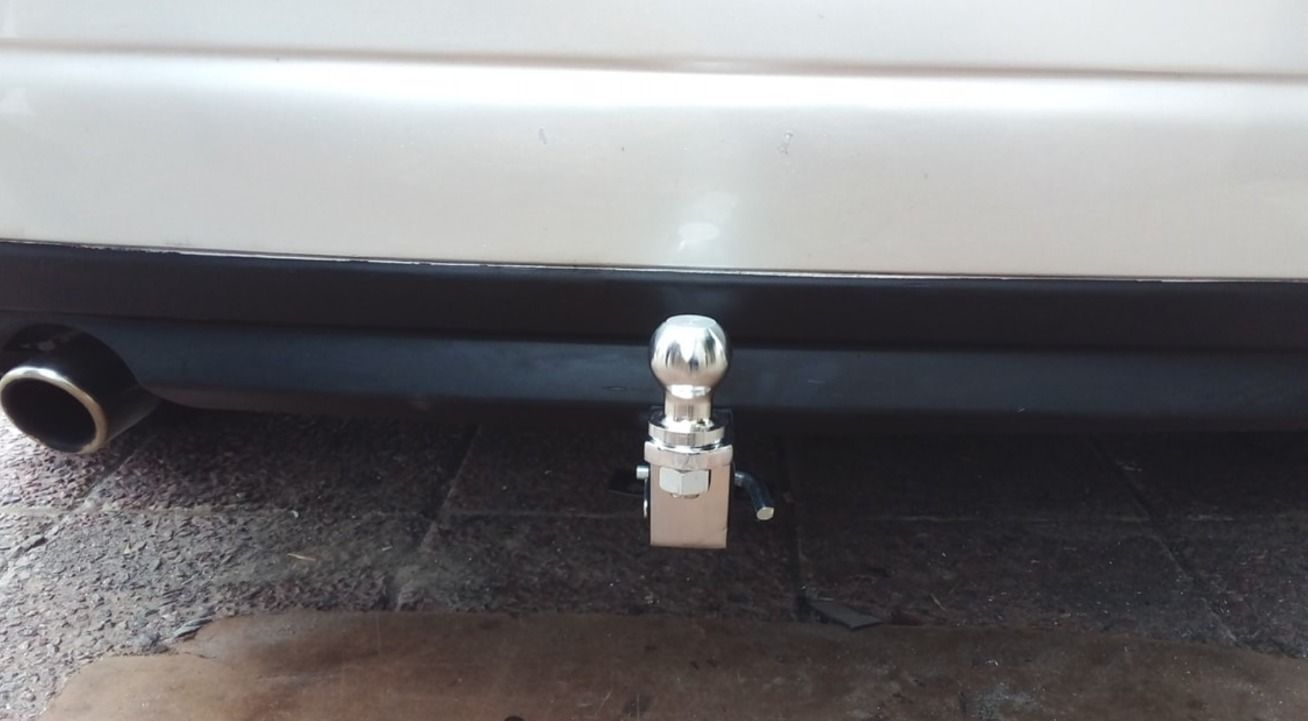 Un coche plateado con una bola de remolque acoplada.