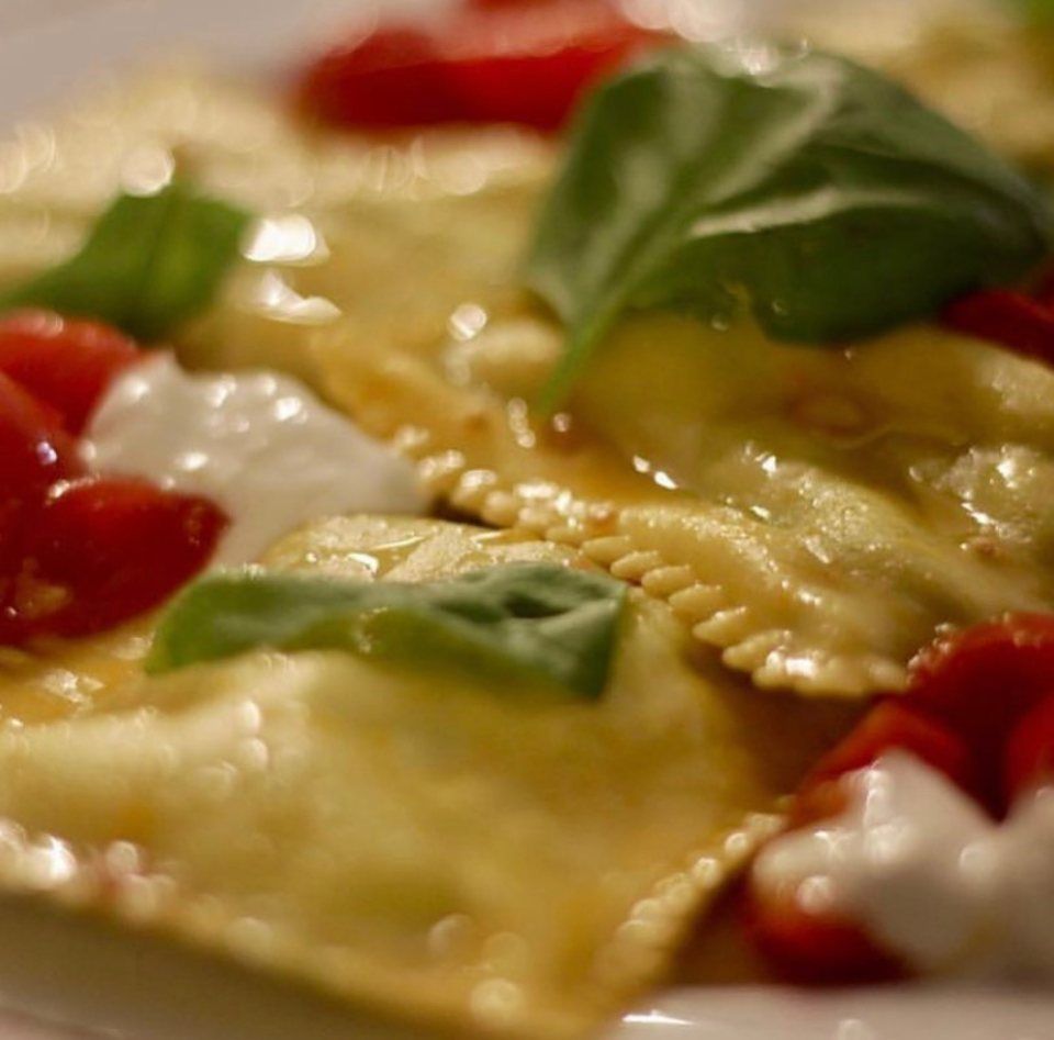 Ravioli con pomodorini e basilico fresco
