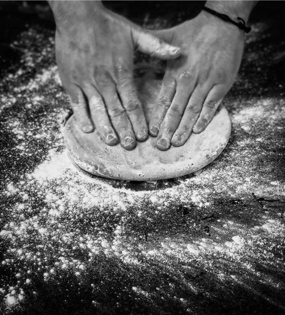 Impasto della pizza a mano