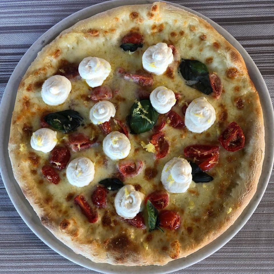 Pizza con bocconcini di mozzarella