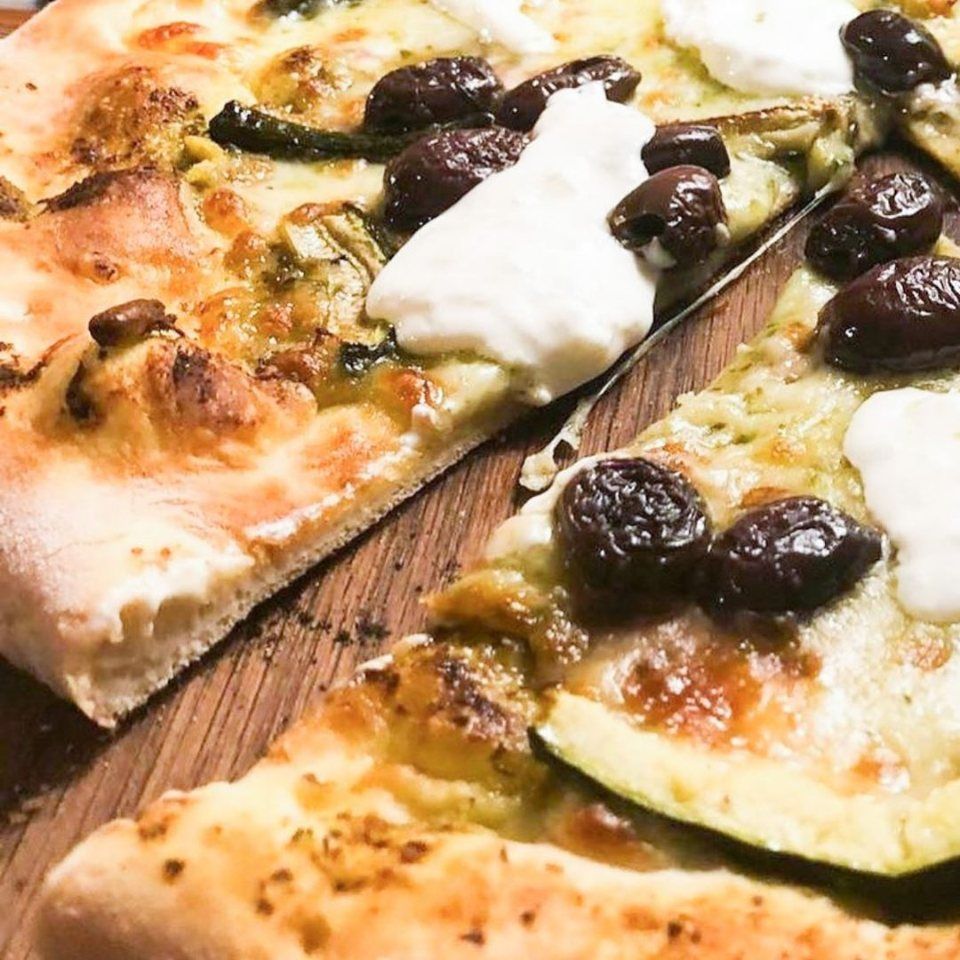 Pizza cotta nel forno a legna