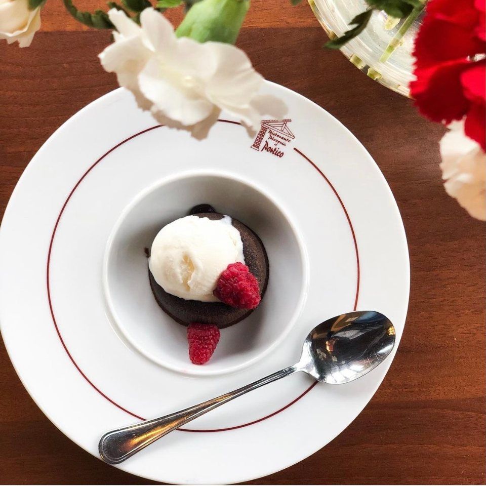 Dessert al cioccolato con gelato