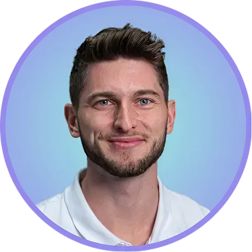 Man with a beard smiling, in a white shirt, inside a purple circle, on a blue background.