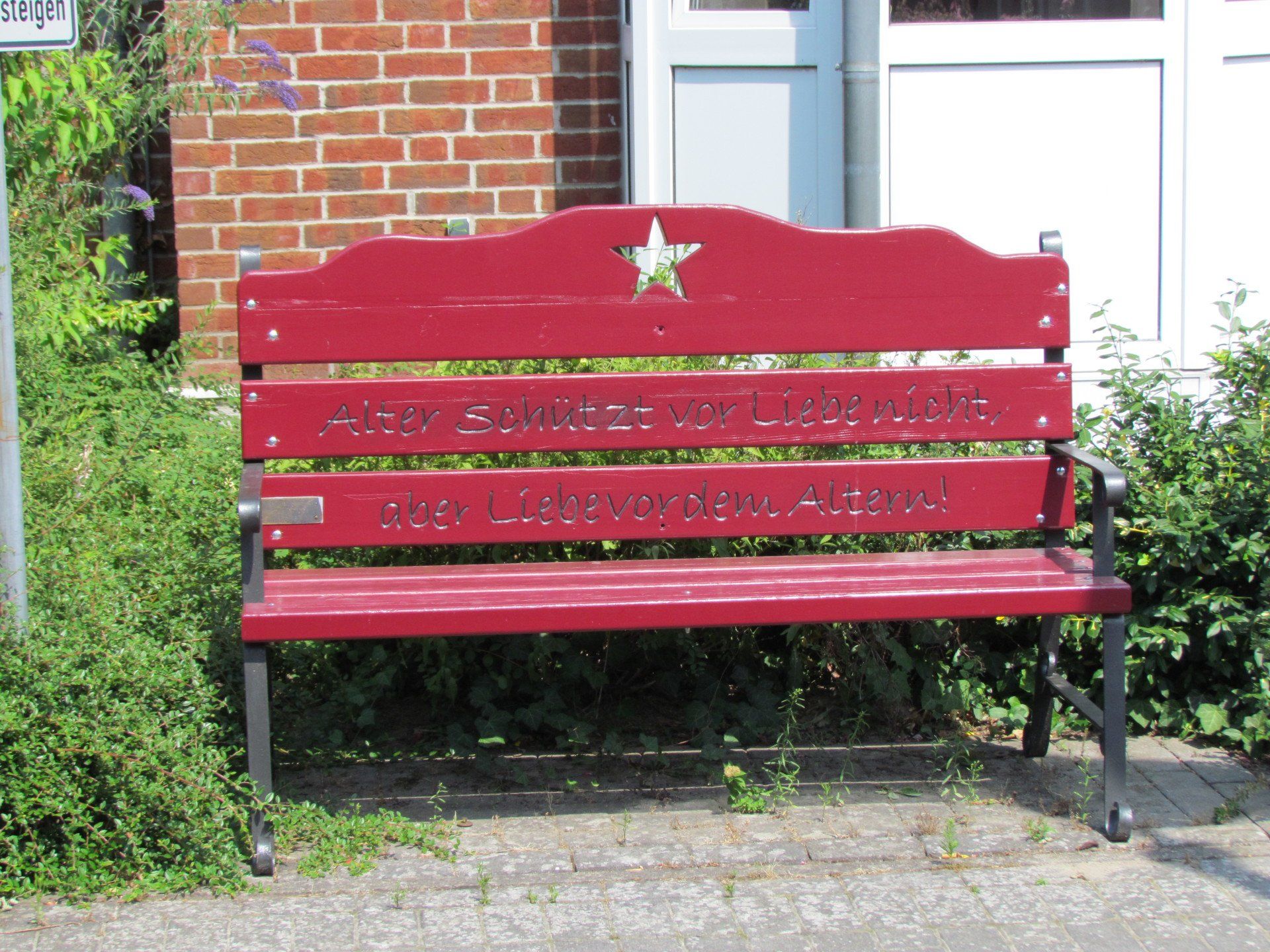 Eine rote Holzbank mit einem Stern darauf