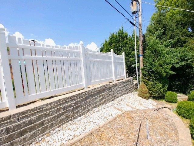 Alternating Picket Scallop Top Custom Vinyl Fence Ballwin, MO — O’Fallon, MO — America’s Fence & Deck Company