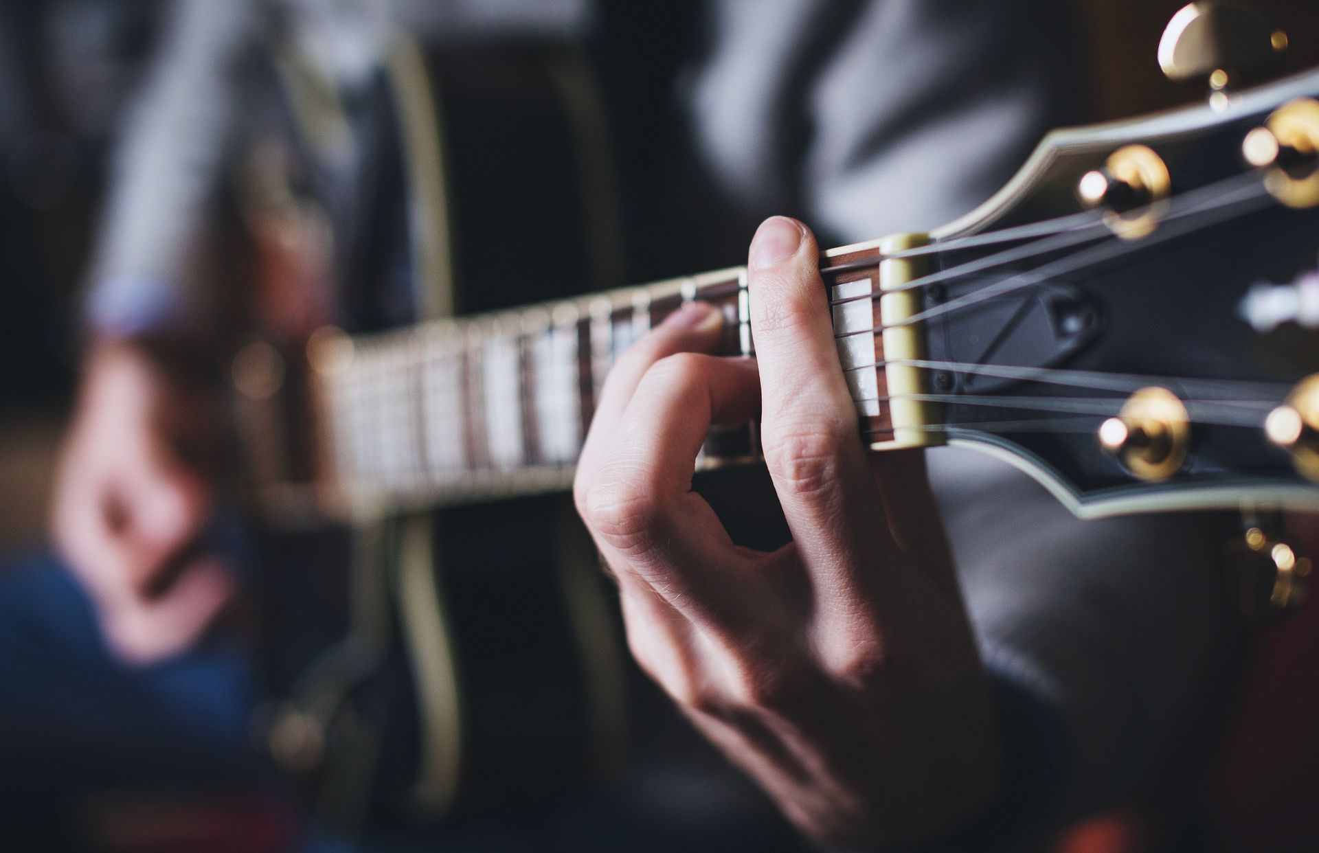 Ein Foto wo ein Gitarrenspieler zu sehen ist